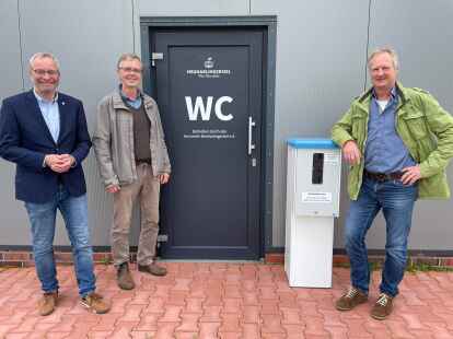 Andreas Eden, Jan Steffens und Meinhard Edzards (v. l.) freuen sich über das gemeinsame Angebot an Badegäste, Spaziergänger und Radfahrer: die Deich-Toilette in Ostbense.
