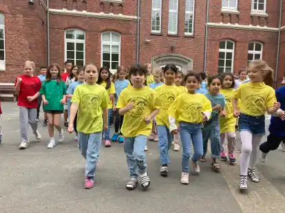 F&uuml;r den Hospizlauf trainieren die Kinder der Grundschule am Schlossplatz.