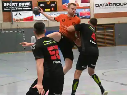 Wollen in eigener Halle Meister werden: die HSG-Handballer um Jan-Niklas Ordemann (am Ball)