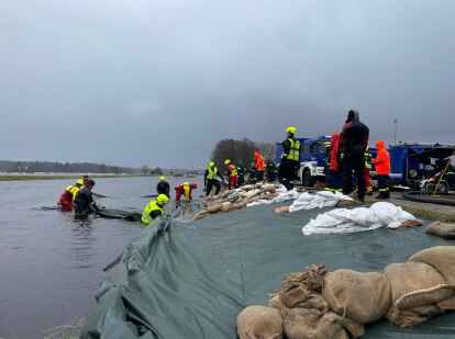 So war das beim Hochwasser zu Weihnachten in Ostfriesland im südlichen Ostfriesland: Feuerwehrleute verstärken Deiche.