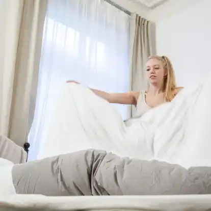 Wie oft man die Bettwäsche wechseln sollte, hängt von den eigenen Schlafgewohnheiten und Vorlieben ab.