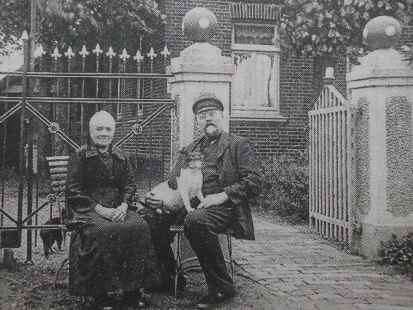 Der Meister des Boßelsports, Gerhard Gerdes, mit Ehefrau vor seinem Haus in Ostochtersum. Bemerkenswert sind die Klootkugeln auf den Pfeilern des Eingangsbereichs.