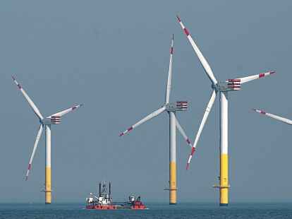 Der Offshore-Windpark Nordergründe im Mündungsgebiet der Weser.  Zum Erreichen der Offshore-Windpark-Ausbauziele sei dringend weitere Hafeninfrastruktur nötig, sagt die Wilhelmshavener Hafenwirtschafts-Vereinigung. Sie setzt auf den Ausbau des Jade-Weser-Port.