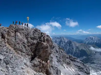 Bergsteiger am Gipfelkreuz der Zugspitze: In dieser H&ouml;he (2962 m) braucht der K&ouml;rper schon etwas l&auml;nger, um sich anzupassen.