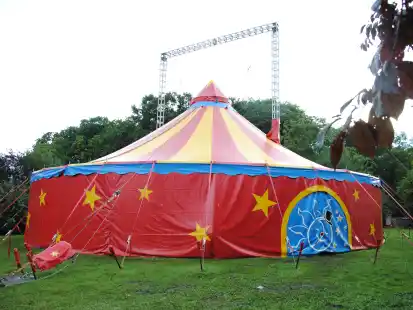 Das Zelt des „Circus Soluna“ stand 2013 sowohl in Friedeburg (im Bild) als auch in Wiesmoor. Wegen neuer Bedingungen darf das Zelt im Landkreis Aurich nicht mehr aufgebaut werden.