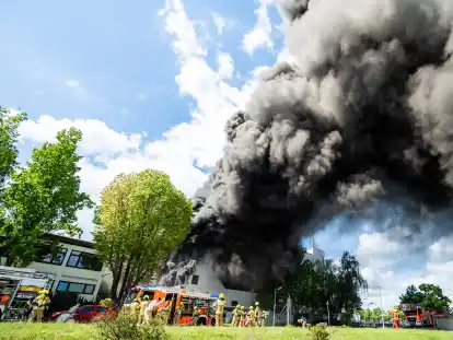 Brand in Berlin-Lichterfelde: Die Feuerwehr warnt vor giftigem Rauch.