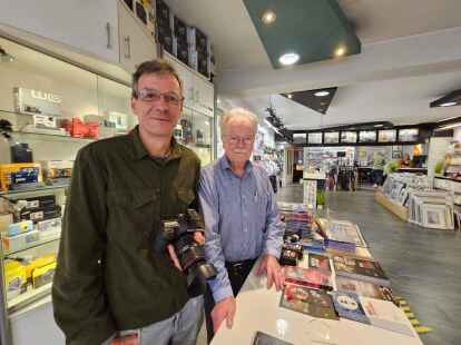 „Foto Brunke“: zwei Generationen – eine Erfolgsgeschichte. Der heutige Inhaber Michael Stöver (vorne) und sein 86-jähriger Vater Otto Stöver, der im Laden noch ab und an mit aushilft. Seit fast 55 Jahren ist das Fotofachgeschäft in Familienhand.