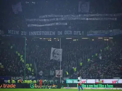 Fan-Proteste, Pyrotechnik - und ein Martin Kind im Fadenkreuz: Wegen diverser Vergehen seiner Anh&auml;nger muss Hannover eine Geldstrafe zahlen.