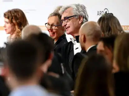 Regisseur Wim Wenders kommt mit seiner Frau Donata zur Verleihung des Deutschen Filmpreises nach Berlin. Sein Film «Anselm» ist in der Kategorie «Bester Dokumentarfilm» nominiert.