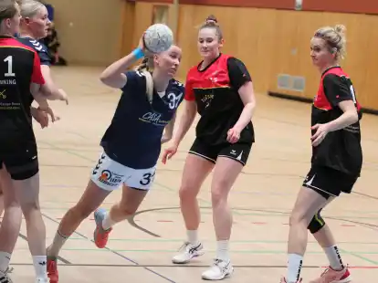 Ein letztes Mal vor der Sommerpause durchziehen wollen die Handballerinnen der HG Jever/Schortens (blaue Trikots) und der HSG Varel (in Schwarz-Rot).