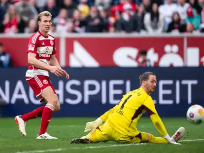 Der D&uuml;sseldorfer Vincent Vermeij (l) trifft zum 2:0.