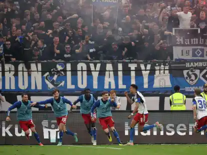 Robert Glatzel (2.v.r.) traf f&uuml;r den HSV zum Sieg.