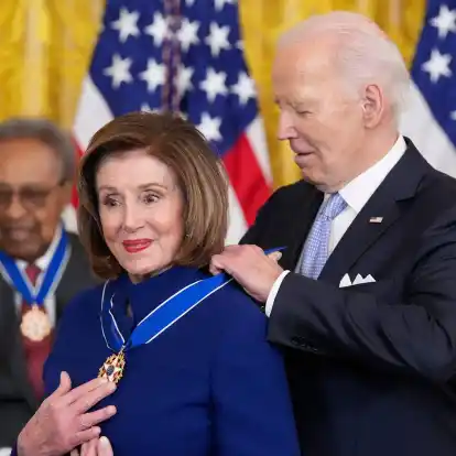 US-Präsident Joe Biden verleiht die Presidential Medal of Freedom an die Abgeordnete Nancy Pelosi.
