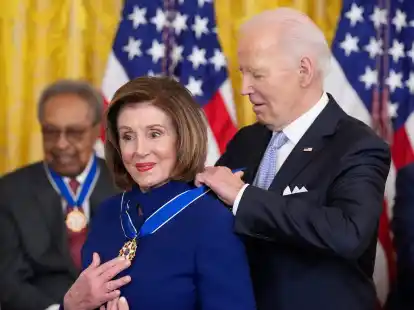 US-Präsident Joe Biden verleiht die Presidential Medal of Freedom an die Abgeordnete Nancy Pelosi.