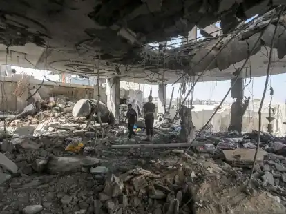 Palästinenser stehen in den Trümmern eines Hauses nach einem israelischen Luftangriff, bei dem mehrere Menschen getötet wurden.