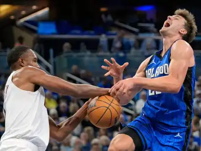 Orlandos Franz Wagner (r) wird von Clevelands Evan Mobley gefoult.