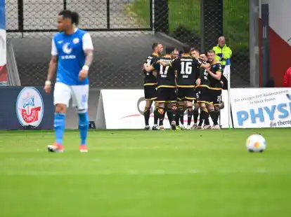 Die Karlsruher Spieler feiern den Sieg bei Hansa Rostock.