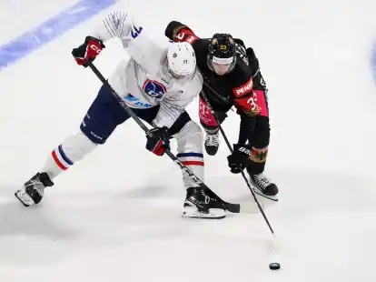 Die DEB-Auswahl um NHL-Profi JJ Peterka (r) musste sich Frankreich geschlagen geben.