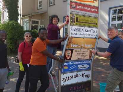 Schwamm und Bürste haben die Mitglieder der Evangelischen Freien Gemeinde selbst in die Hand genommen, um  Verkehrs- und Hinweisschilder in der Innenstadt vom Dreck zu befreien.