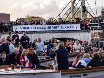 Freiheit wird miteinander geteilt (Vrijheid deel je met elkaar) steht in Großbuchstaben auf einem Banner beim letztjährigen Befreiungstag (Bevrijdingsdag) in Amsterdam.