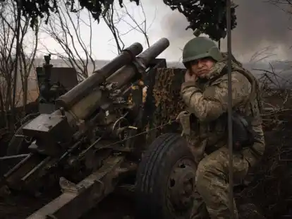 Ukrainische Soldaten der 71. Jägerbrigade feuern eine Haubitze M101 auf russische Stellungen an der Frontlinie ab.