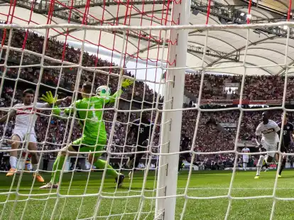 Stuttgarts Leonidas Stergiou macht das Tor zum 1:0 gegen Bayern-Torwart Manuel Neuer.