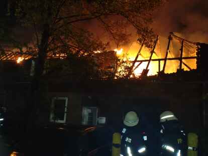 In Ellens löschten die Einsatzkräfte der Freiwilligen Feuerwehren aus Zetel und Neuenburg in der Nacht von Samstag auf Sonntag einen Dachstuhlbrand in einem Mehrfamilienhaus.