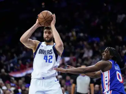 Maxi Kleber von den Dallas Mavericks hat sich an der Schulter verletzt.
