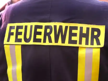 Zwei Menschen mussten bei einem Unfall in Ostrhauderfehn von Einsatzkr&auml;ften der Feuerwehr aus einem Auto befreit werden. (Symbolbild)