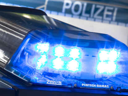 Die Polizei wurde am Samstag an die Wilhelmshöhe in Wildeshausen gerufen, wo ein Autofahrer gegen eine Hauswand gefahren war.