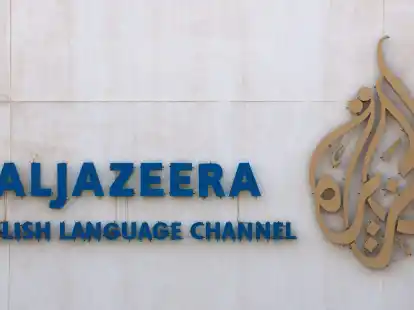 Der Schriftzug und das Logo des arabischen Nachrichtensenders Al-Dschasira sind auf dem Gelände des Unternehmens zu sehen.