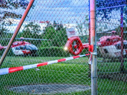 Vier Kinder sind in Remshalden in der Region Stuttgart durch das Dach einer Sporthalle gefallen.