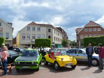 Zogen die Blicke auf sich: Historische Autos und einige Trecker waren beim Oldtimertreffen in Westerstede zu sehen.