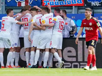 Mit dem Ausw&auml;rtssieg in Wiesbaden machte Kiel den n&auml;chsten gro&szlig;en Schritt Richtung Aufstieg.