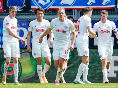 Timo Becker (M) erzielte den Siegtreffer f&uuml;r Holstein Kiel.