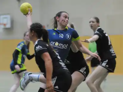Die Handballerinnen der HSG Unterweser (am Ball) feierten einen Heimsieg gegen Grüppenbühren/Bookholzberg  im letzten Saisonspiel.