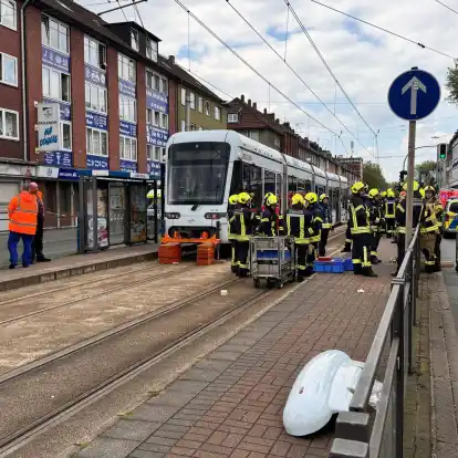Ein siebenjähriger Junge ist in Gelsenkirchen von einer Straßenbahn erfasst und tödlich verletzt worden.