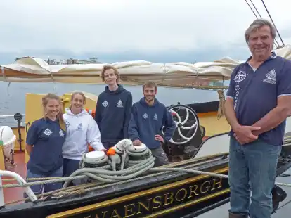 Nach dem Segelt&ouml;rn verabschieden sich Elisabeth, Schiffseignerin Charissa T&ouml;ller, Joris und Peter sowie Skipper Piter Boot.