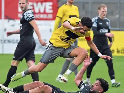 Kein Stolperstein waren die Landesliga-Kicker des BV Garrel am Sonntag für Achraf El Mhamdi (hier in gelb) und Tabellenführer SV Wilhelmshaven.