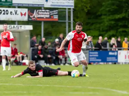 Obenauf: Der SV Harkebrügge (rote Trikots) gewann gegen den FC Sedelsberg mit 3:0.