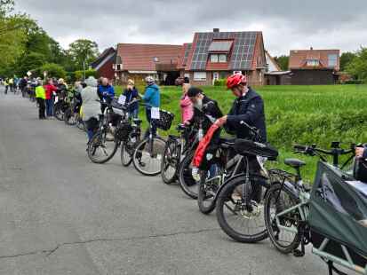 Aufstellung für den Rekordversuch: Vor dem Start checkten die Teilnehmenden in Cloppenburg ihre Fahrräder.