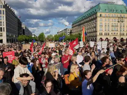 Nach dem Angriff auf den SPD-Europaabgeordneten Ecke findet vor dem Brandenburger Tor eine Solidaritätskundgebung statt.