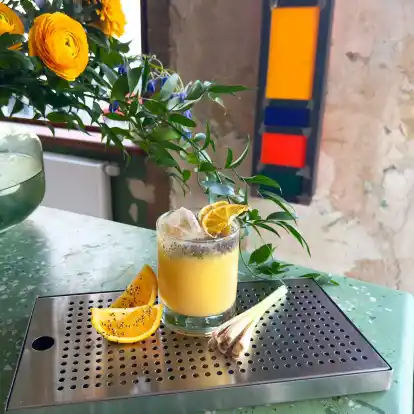 Zwei verschiedene Fruchtsäfte, grüner Tee mit Zitronengras und Kokosmilch: Der Muttertagscocktail «Mom»osa wurde vom Berliner Mixologen Dustin Franke kreiert.