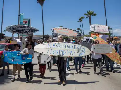 Einheimische protestieren im mexikanischen Ensenada gegen die Morde an Surfern.