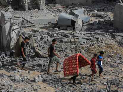 Palästinenser inspizieren beschädigte Häuser, nachdem israelische Kampfflugzeuge ein Haus bombardiert hatten. Foto: Abed Rahim Khatib/dpa