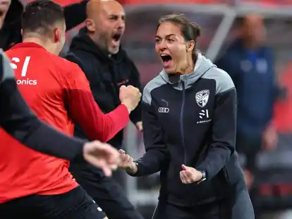 Ingolstadts Trainerin Sabrina Wittmann jubelt &uuml;ber den Treffer ihrer Mannschaft zum 1:1.