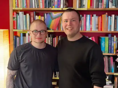 Alex (links) und Dennis Mandel haben 2021 den queeren Buchclub „QueerReads“ ins Leben gerufen.