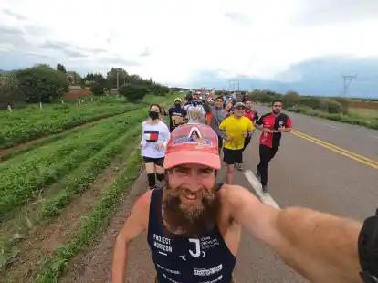 Extremsportler Jonas Deichmann fotografiert sich w&auml;hrend eines Laufes selbst.