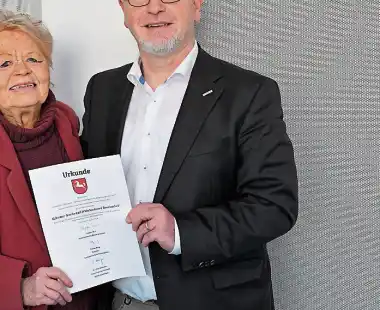 Rosemarie Gro&szlig;, Leiterin der Alzheimer-Gesellschaft Wilhelmshaven-Friesland, freut sich &uuml;ber die Anerkennung der ehrenamtlichen Arbeit. Detlef Kasig, Regionalgesch&auml;ftsf&uuml;hrer der Barmer, betreut die Einrichtung seit vielen Jahren.