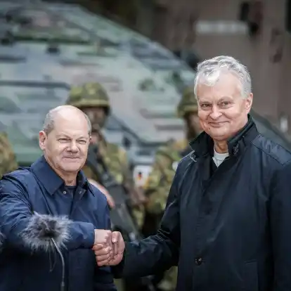 Bundeskanzler Olaf Scholz (l, SPD) und der litauische Staatspräsident Gitanas Naueda bei einem Besuch der Nato-Übung Quadriga 24.  «Deutschland steht unverrückbar an der Seite der baltischen Staaten», sagt der Kanzler.